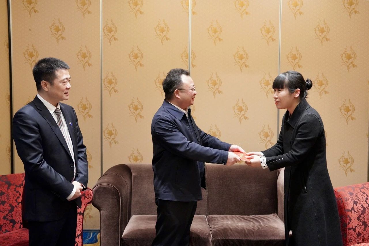 省国资委党委委员、副主任何政一行走访慰问省尊龙凯时集团生活困难党员